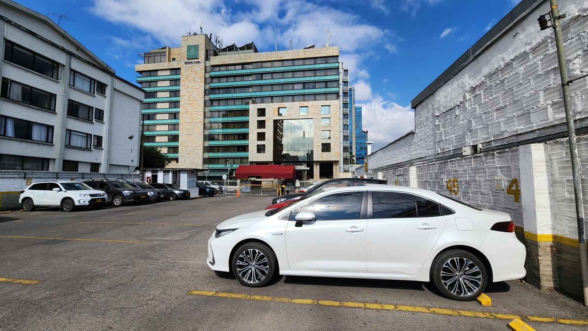 Bogota Plaza Hotel Εξωτερικό φωτογραφία Toyota Corolla Sedan